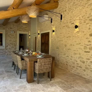 01-gite-oppede-cuisine-ouverte-pierre
