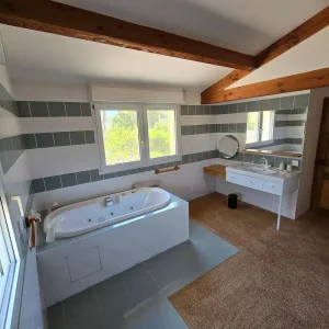 02-gite-oppede-chambre-poutres