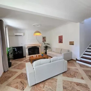 04-gite-oppede-salon-escalier