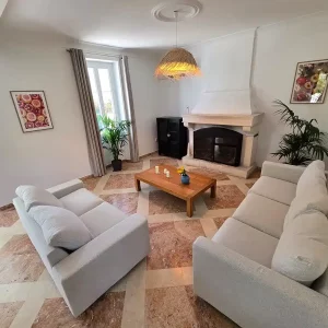 06-gite-oppede-salon-poutres