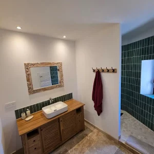 10-gite-oppede-salle-de-bain-douche