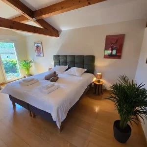 11-gite-oppede-chambre-poutres-2