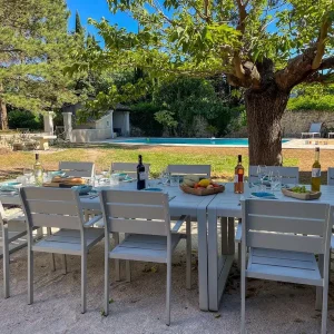15-gite-oppede-repas-exterieur-jardin