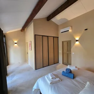 24-gite-oppede-chambre-charpente