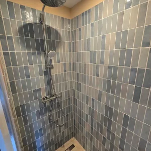 26-gite-oppede-douche-pierre